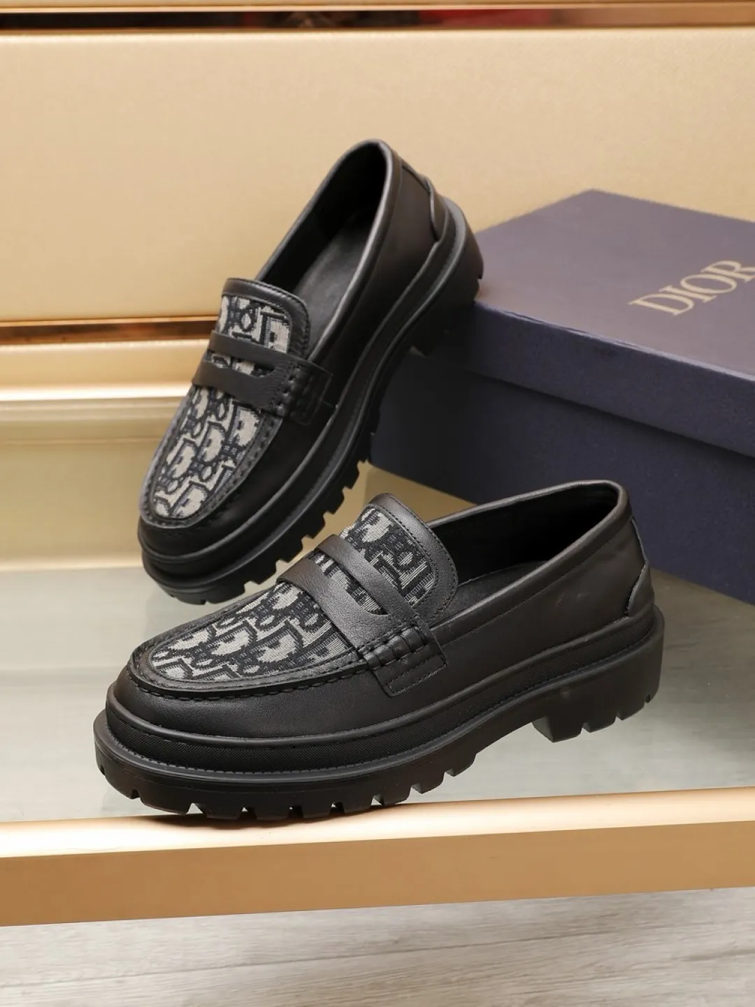 Factory P460💰[Dior] men's classic Loaf leather shoes🇺🇸 are on sale at the same time, original Italian brand · brand totem cloth sewn with brand cloth label · paired with calfskin · (high-end, extravagant and classy) exquisite workmanship (original lining) sole: original factory special rubber concave and convex outsole ⚠️ outsole. Comfortable, wear-resistant, non-slip, real shot 🎬 Can be worn with casual clothes or suits. Size: 38-44 (46.46 customized)